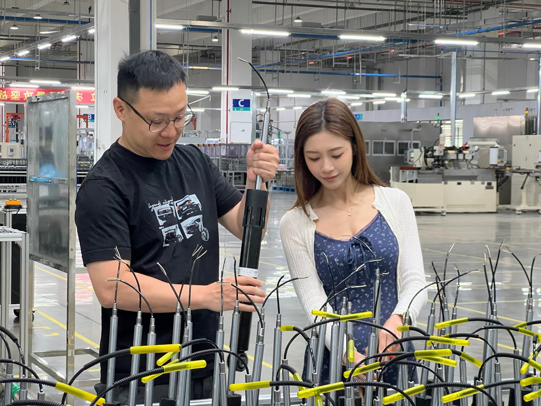 今天当一回导游，带66酱去参观京西智行的磁流变减震器工厂，也就是和法拉利同款技术