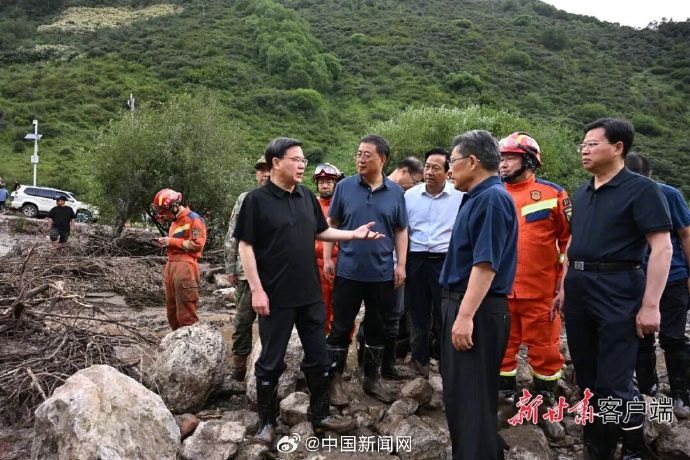 甘肃山洪救援现场：灾害发生地在两山之间，事发时有游客在此露营，撤退不及被困