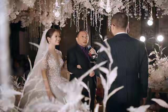 乡镇党委书记在侄子的婚礼上证婚致辞，一番言语如春风化雨，现场掌声雷动。喜宴气氛直