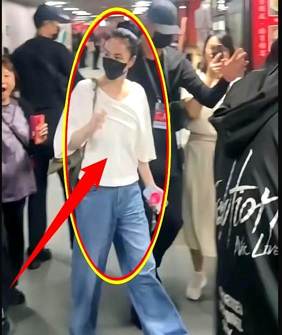 盯着那张在网上疯传的照片时，第一眼不是妆发，而是腹部的干净。
当不少人还在拿胸围