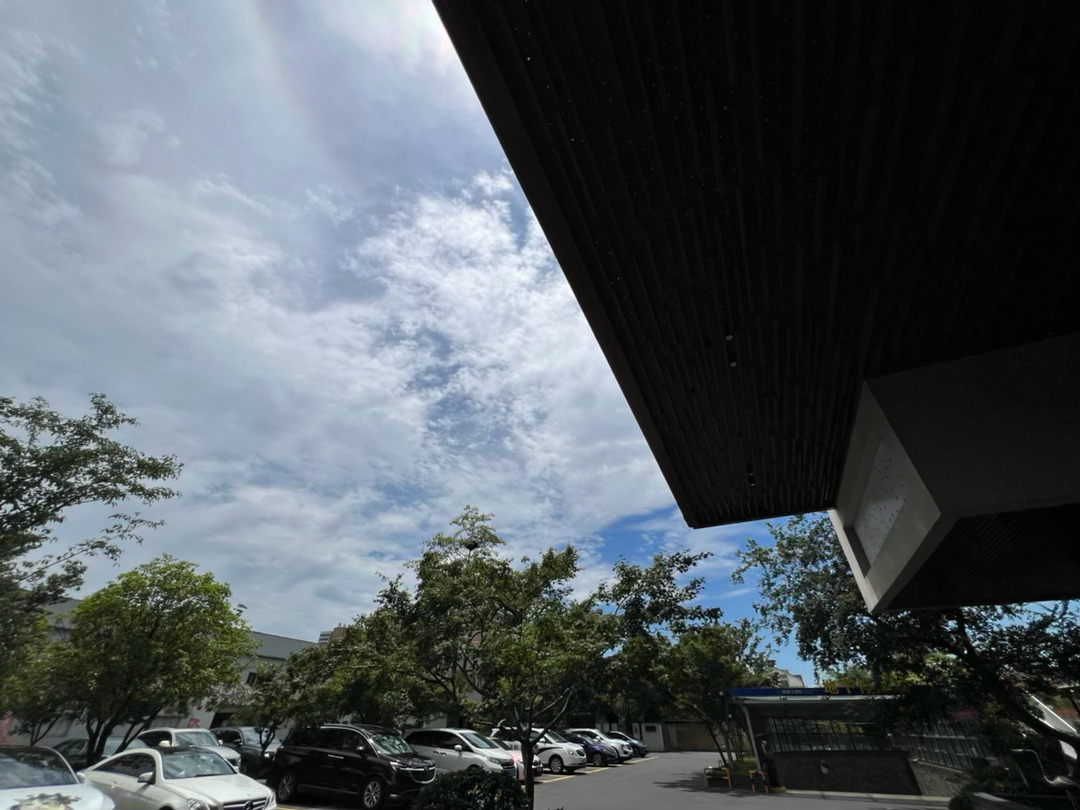 昨天小暑，今天天气炎热，出门一身汗。从山村赶回宜兴城里用餐。要紧凉快凉快。 宜兴