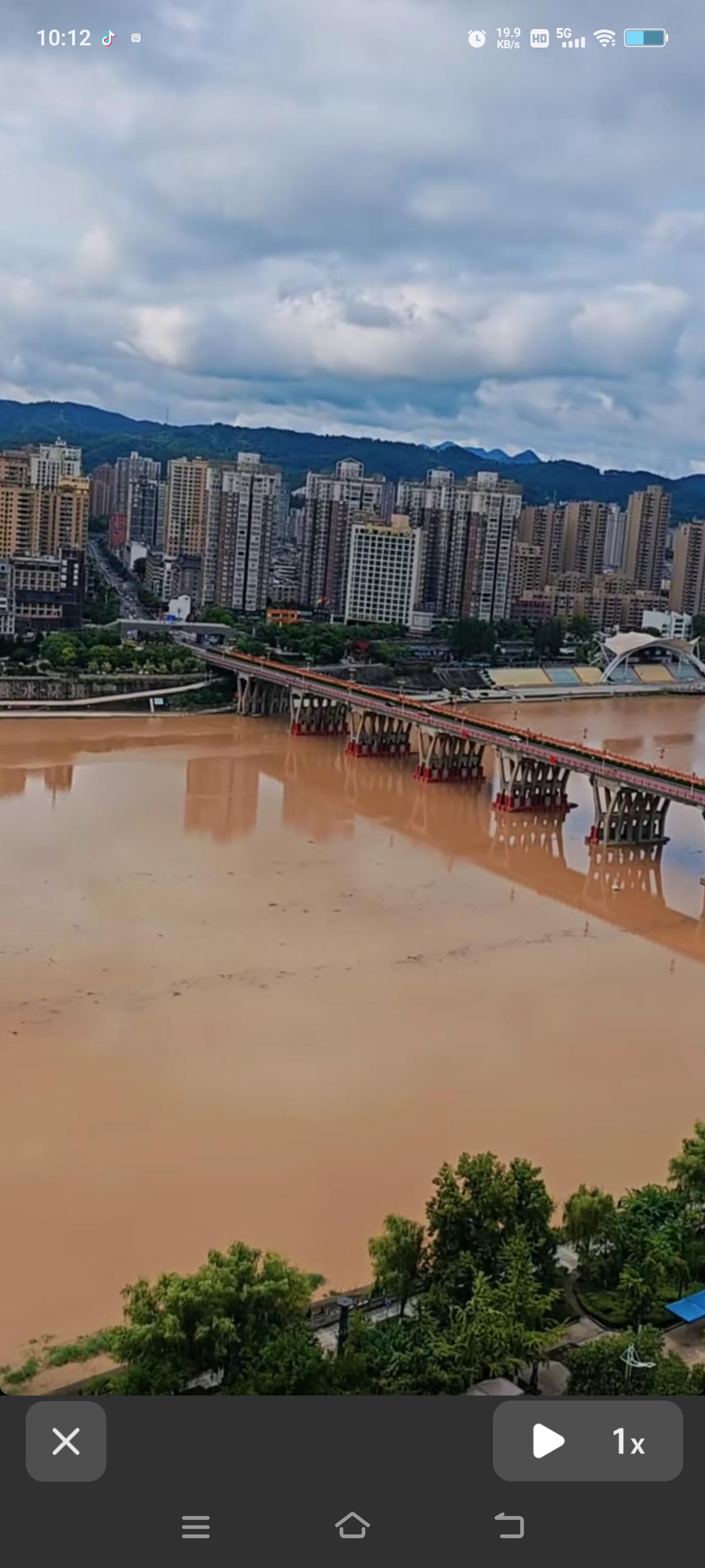 只因昨夜一场雨，安康湖陡然化作“黄河”。这雨本是甘霖，只是下得急骤了些，当地俗称
