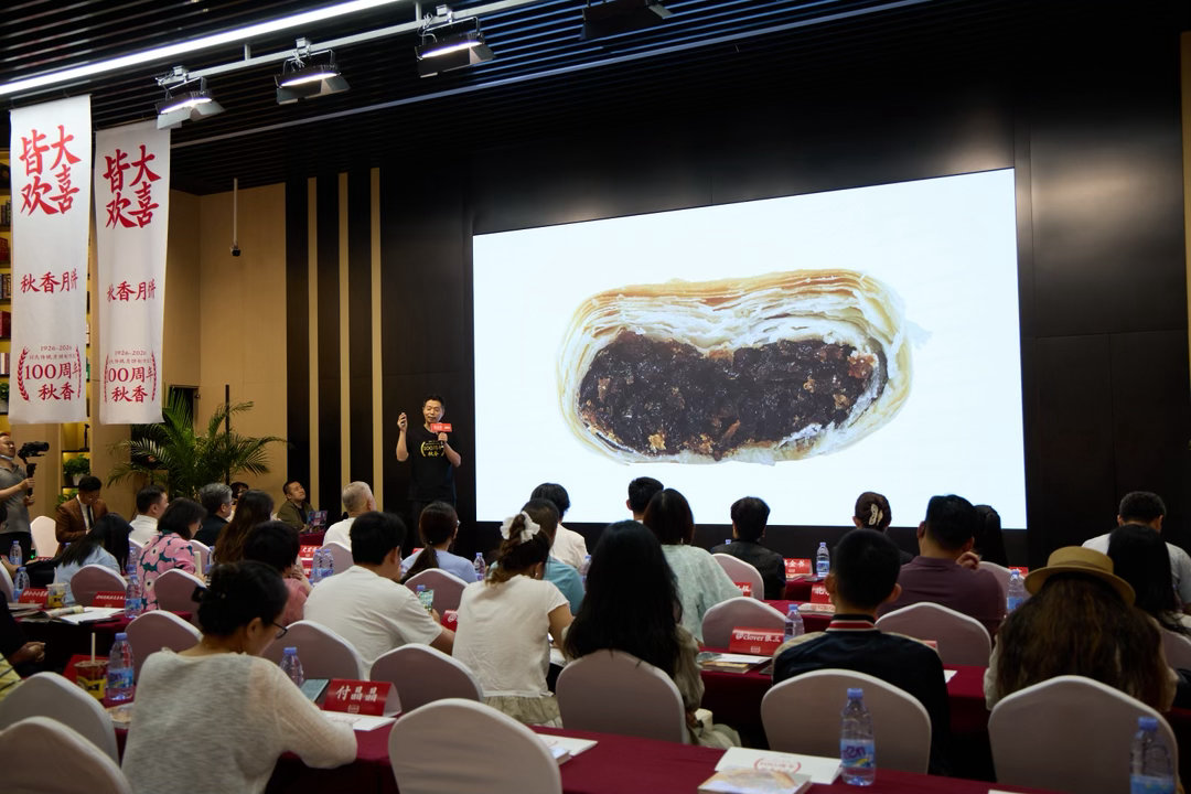 秋香月饼100周年历经百年风雨的长发祥蜕变为秋香，坚守用料初心，拍纪实影片、定制