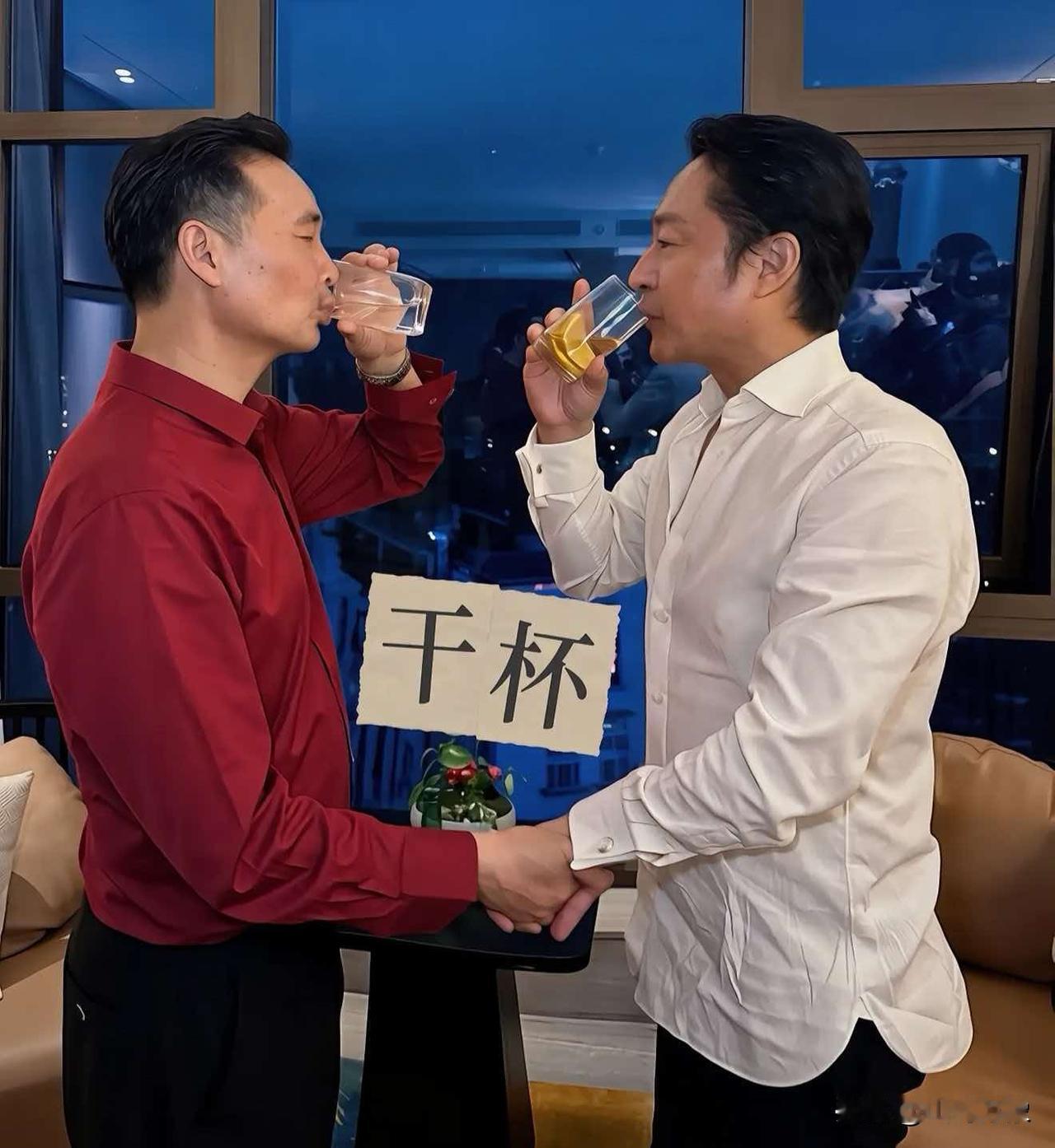 这张图里右边是老牌演员马景涛（1962年生，当年64岁），左边是他女友吴婧的父亲