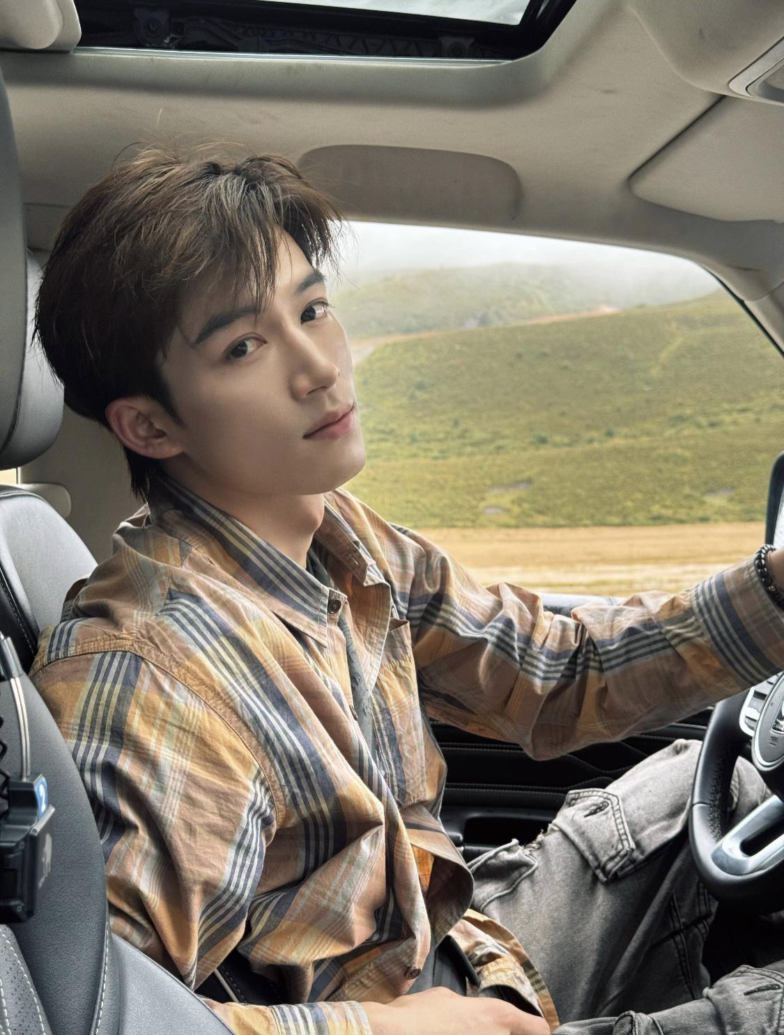 小孩哥真是很喜欢车，在剧组拖拉机能开，法拉利也能开，特别享受做驾驶员的那一刻。