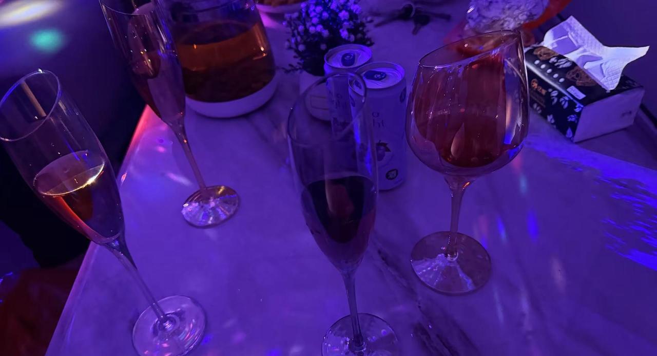 微醺是烟火，清醒是生活。生活需要偶尔的放松，听听音乐，小酌微醺～”，超适合表达成