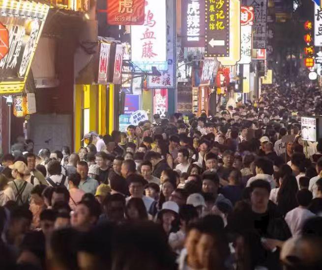 今年五一结束了，最大的启示是，年轻人开始不再乱花钱了？

很多人都看到今年五一多