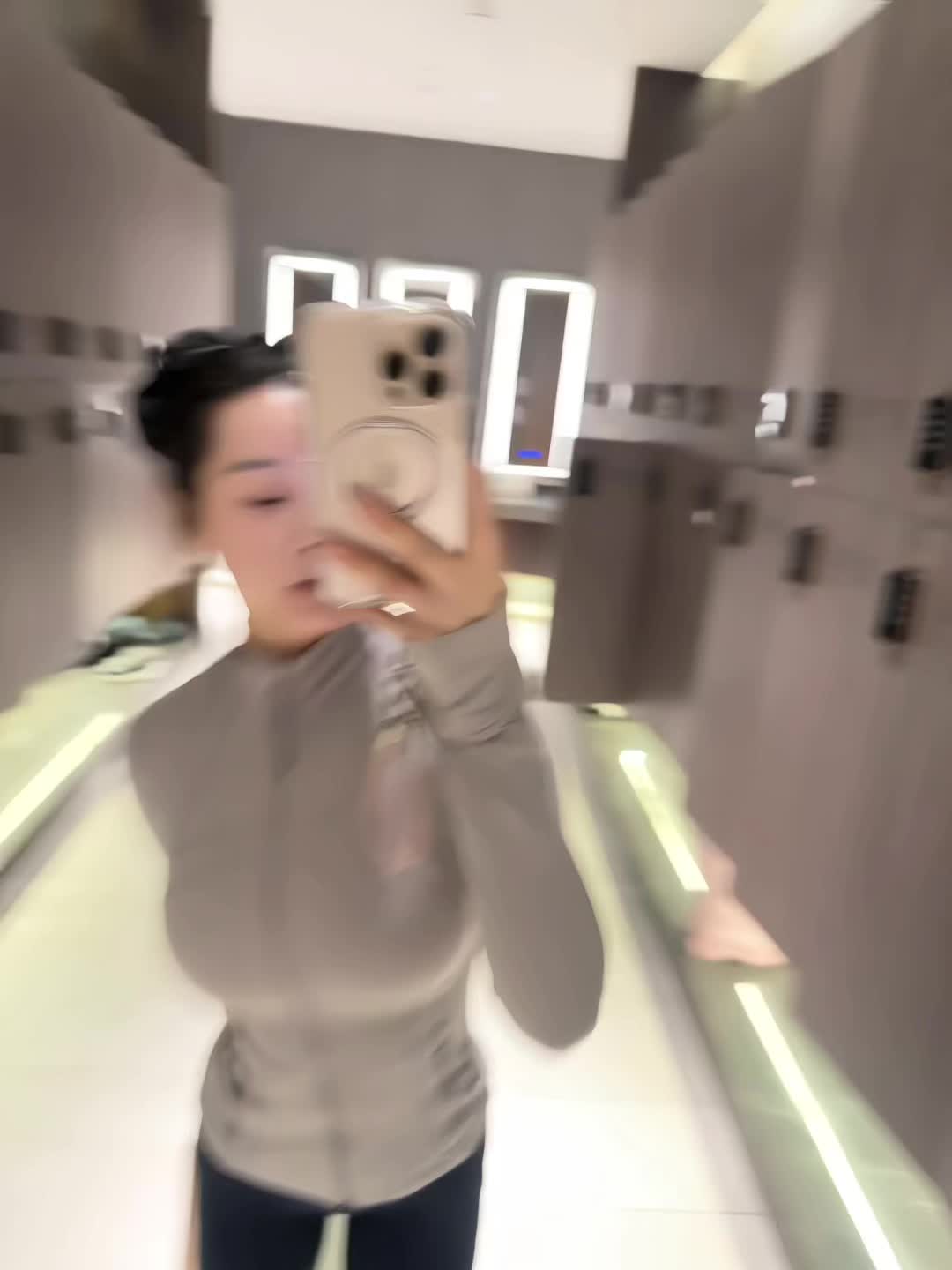 当然是我这个气质可爱女人啦
