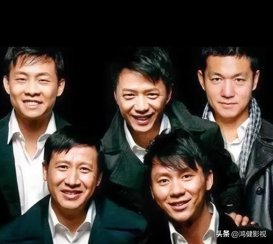 仔细一看，后排就认得出疏眉朗目，气宇轩昂的张译，还有气宇不凡的段奕宏。前排左边是