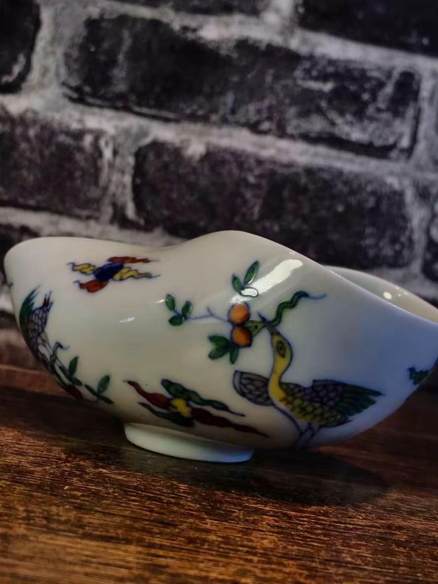 藏品档案：明成化斗彩鹤寿纹元宝形水盂 基础信息 器物名称：明成化斗彩鹤寿纹元宝形