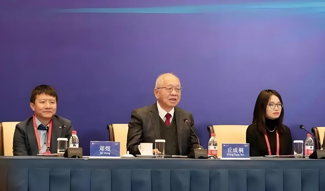 此前仅有丘成桐、陶哲轩两位华人拿下菲奖，此番中国数学家“一炮双响”，圆了中国数学