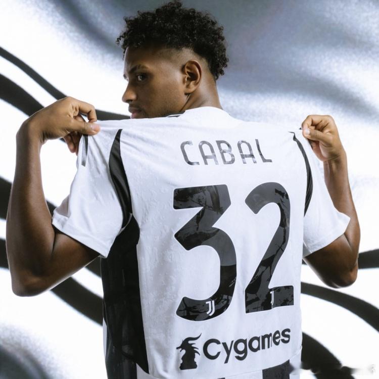 尤文图斯官推发布了新援卡巴尔的照片，其中卡布拉尔身穿32号球衣。尤文官推发文写道