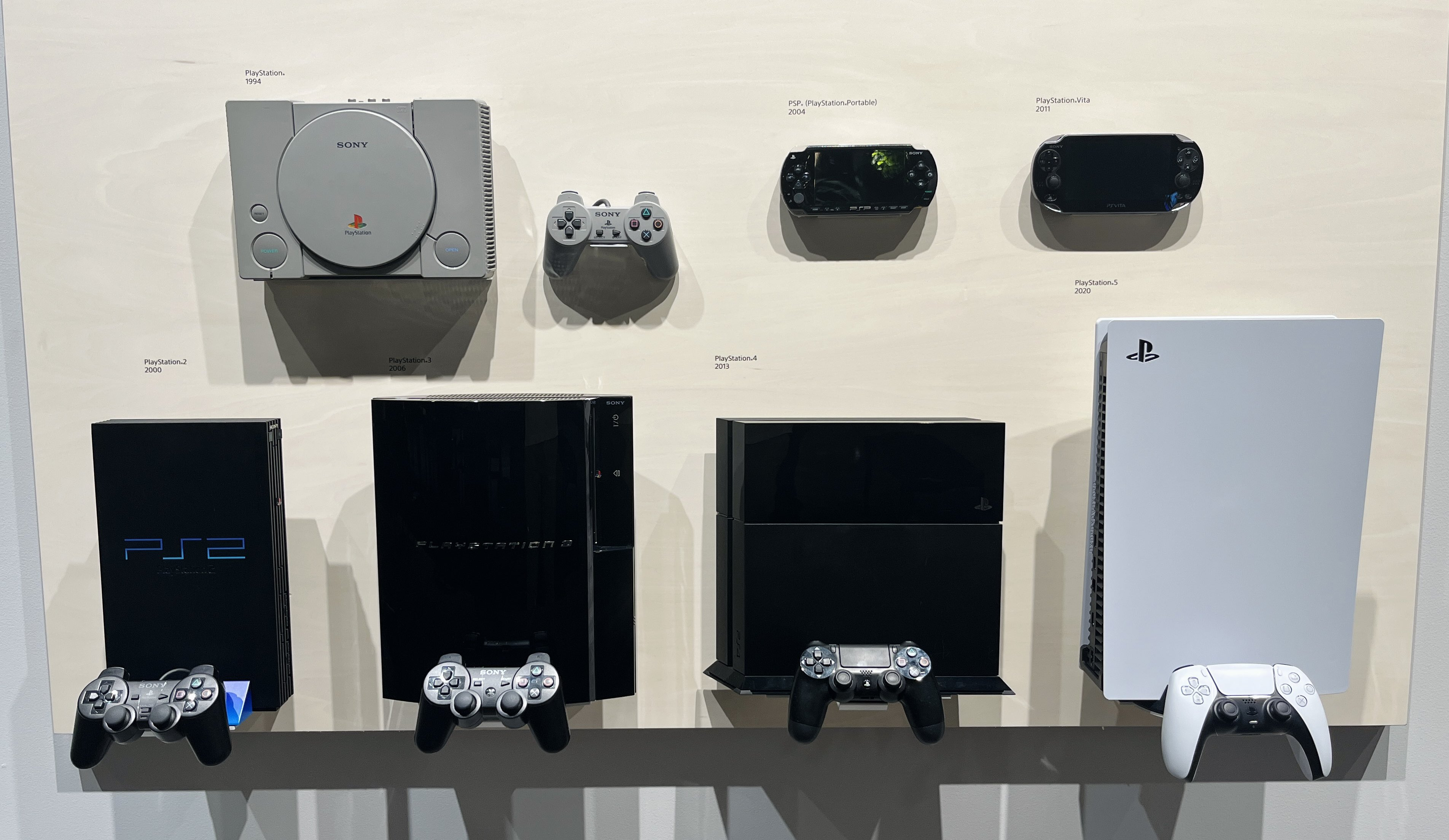 索尼日本总部展出的PlayStation历代主机和一些游戏。（X：Genki_J