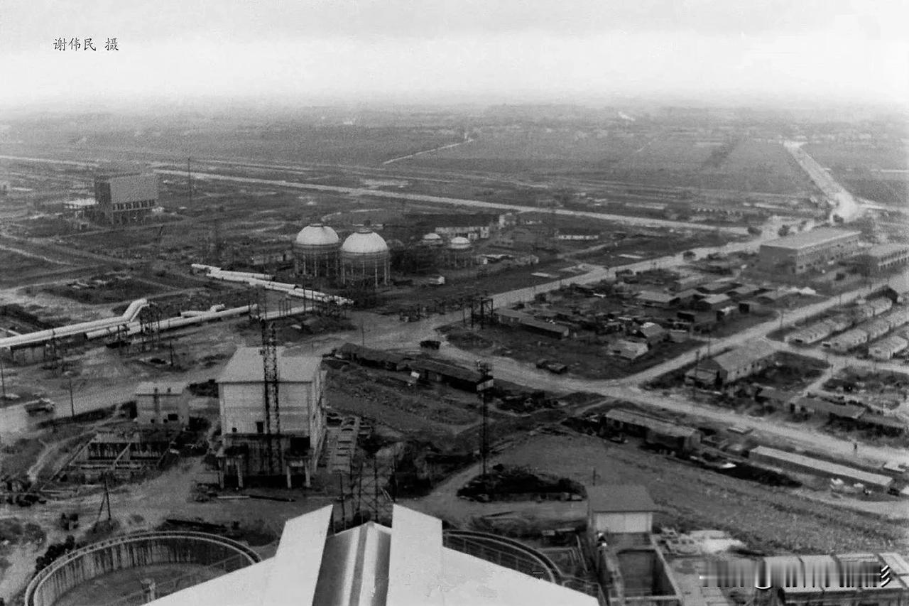 1982。建设中上海宝山钢铁厂工地（ 日本援建 ）。40多年后的今天，上海宝钢（
