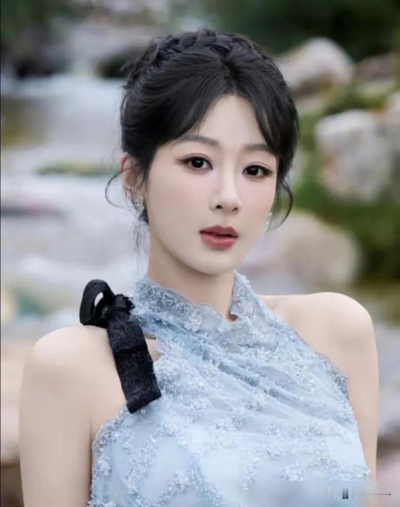 杨紫33岁还没结婚，到底在等谁？有人猜张一山，有人说她眼光高，全错。你根本不知道