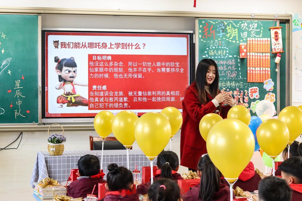 跟着哪吒来金东解锁花样开学第一课 近日，浙江金华。金东区各学校便迎来了开学报到日