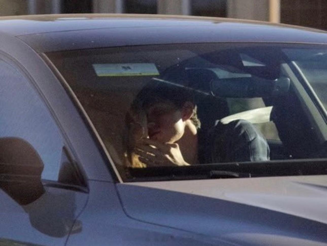 狗仔说荷兰弟和赞达亚感情很好，好到每次开车到等红灯时，就要亲个嘴。这是狗仔跟拍到