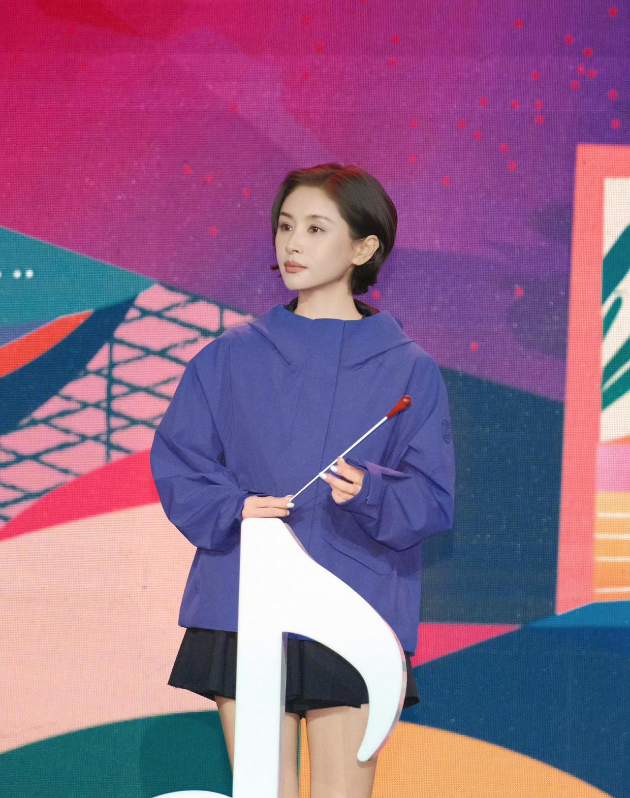 王子文
去沈阳兜了一圈
蓝衣造型很绝
短发很飒
整个看起来好漂亮
魅力满分又满分
