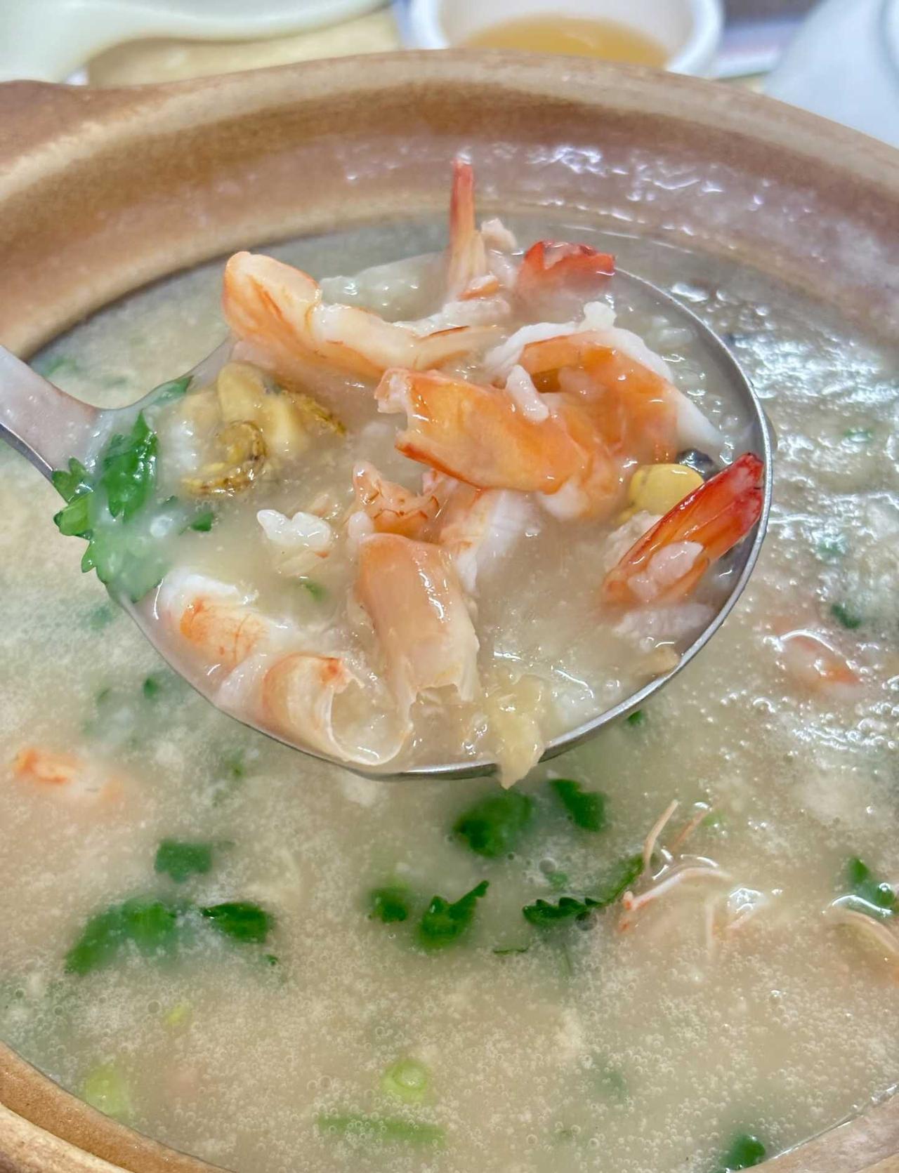 快来！吃鲜甜虾蚝粥
潮汕砂锅粥喔
这一锅满满的料好正啊
一个字鲜甜！
鸡翅也不愧