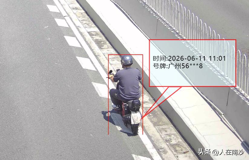 【交警实拍告诉大家遮挡车牌没卵用！】用口罩、毛巾、贴纸等“花式”遮挡电动自行车号
