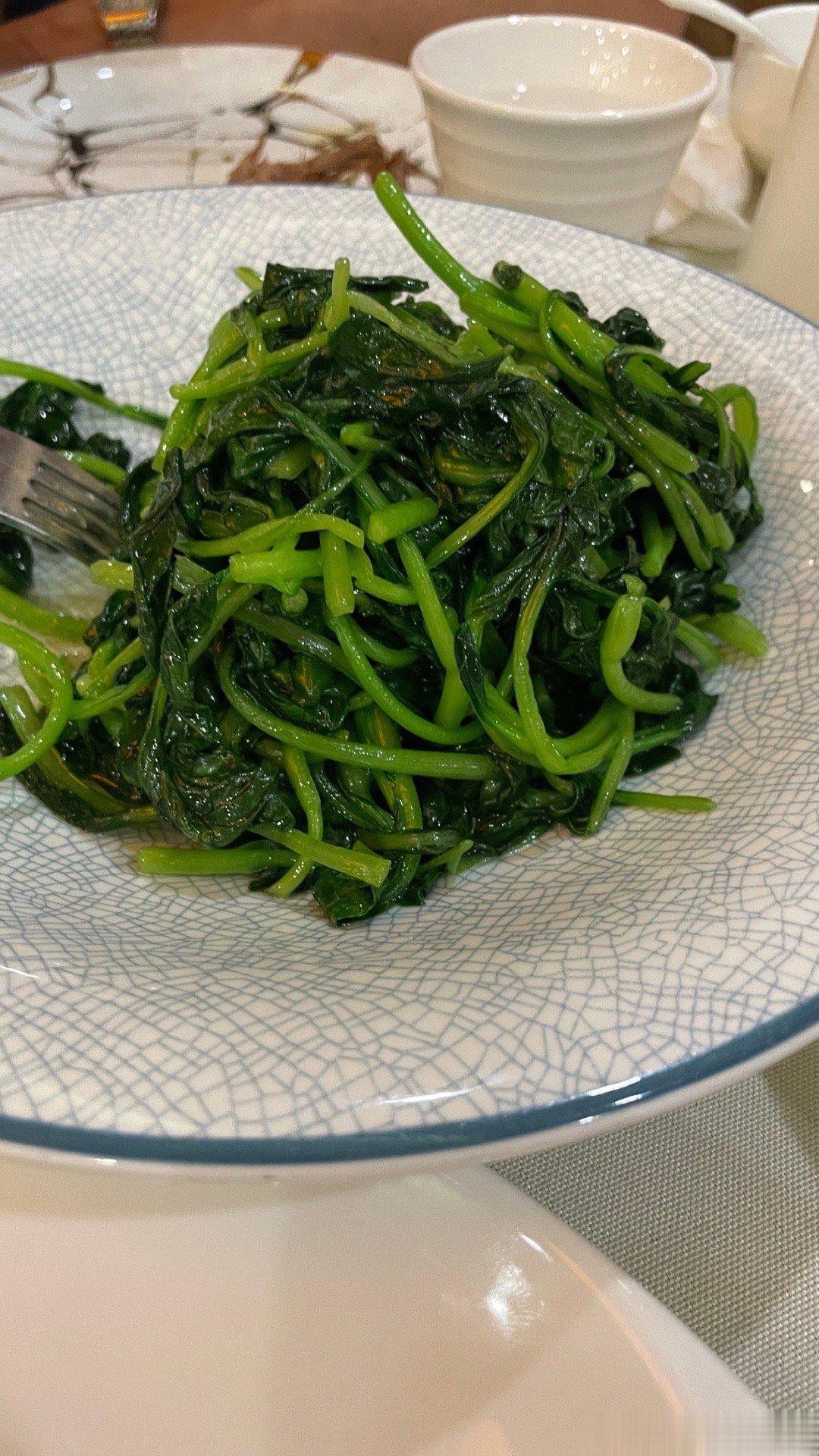 #霍启刚患上睡眠窒息症# 超重肥胖非常容易引起睡眠呼吸暂停，呼吸急促通气不畅，运