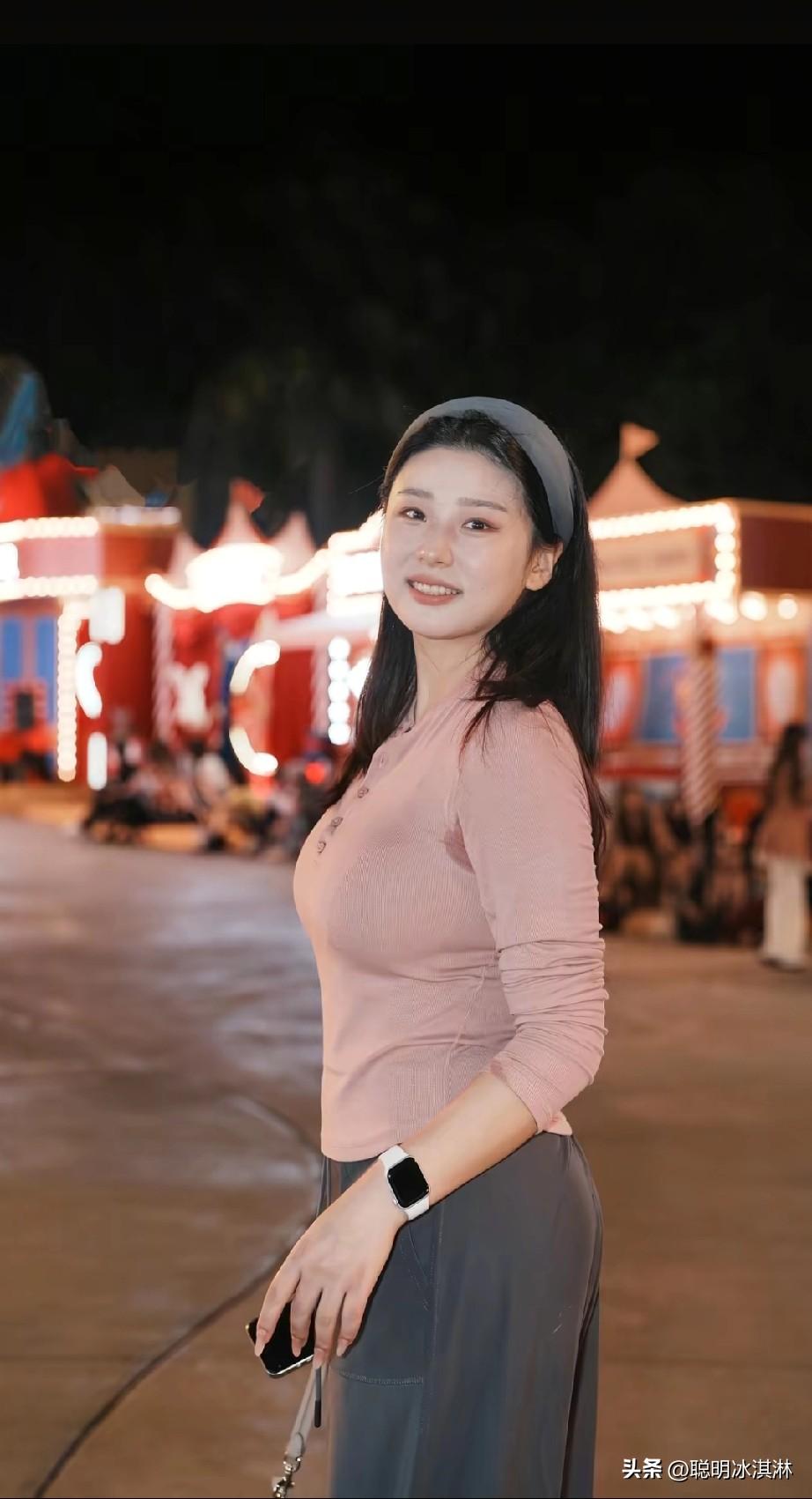 夜晚的游乐园，甜美少女与梦幻灯光的完美邂逅