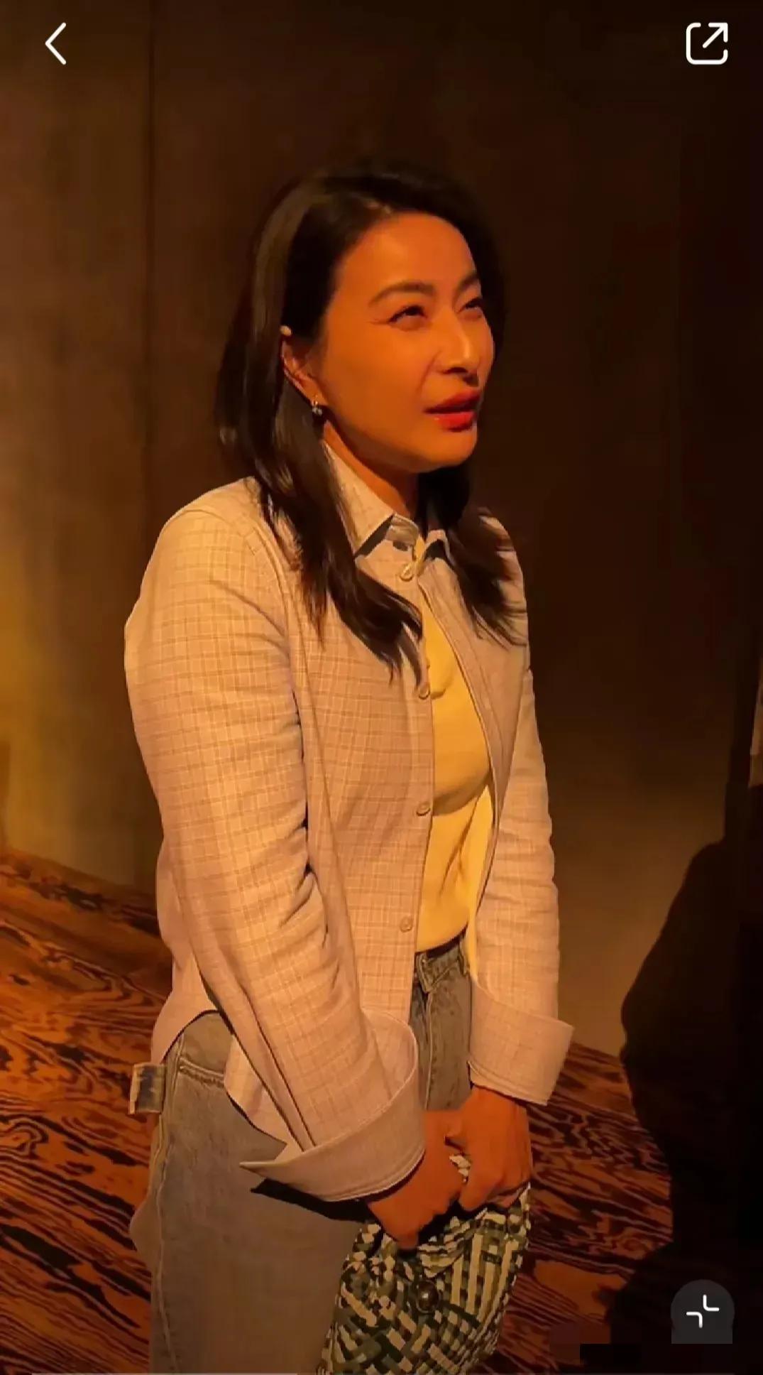 郭晶晶仪态不太行哈。感觉她在工作场合仪态就很正常，比如跳水时，做裁判时。估计她并