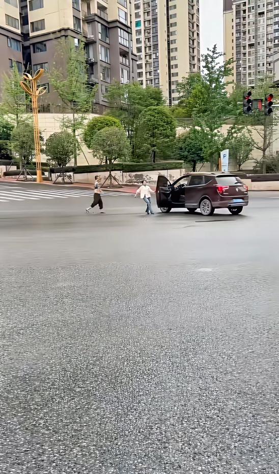 这就是平常盖子都拧不开的小姐姐吗？