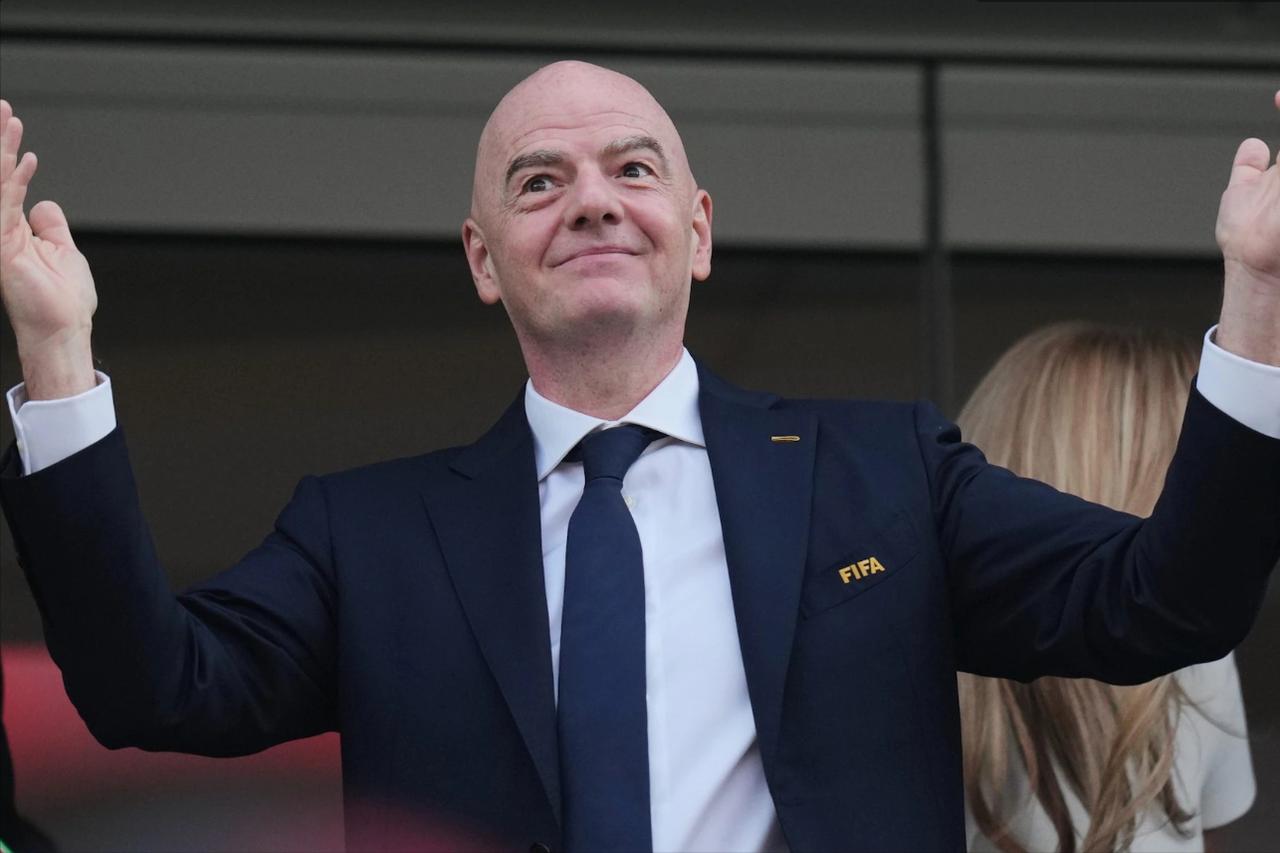 球迷看球抠搜攒路费，FIFA 主席直接顶配巡赛。

 卡航专属私人飞机全程待命，