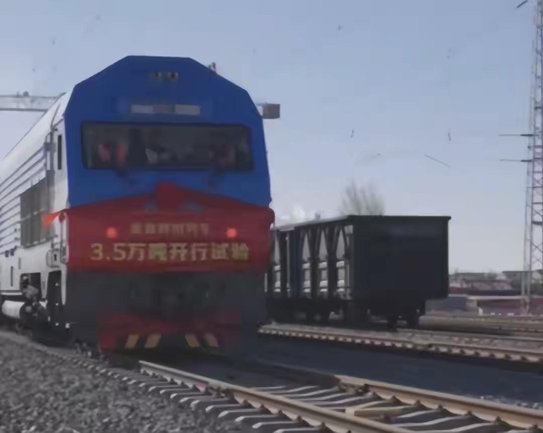3.5万吨钢龙穿山而过，世界第一

内蒙古包神铁路，近日，一列重载群组列车开行，