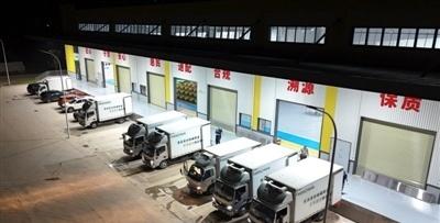 【智慧物流园 分拣配送忙】9月6日晚，咸宁北智慧物流园生鲜分拣作业区，分拣人员正