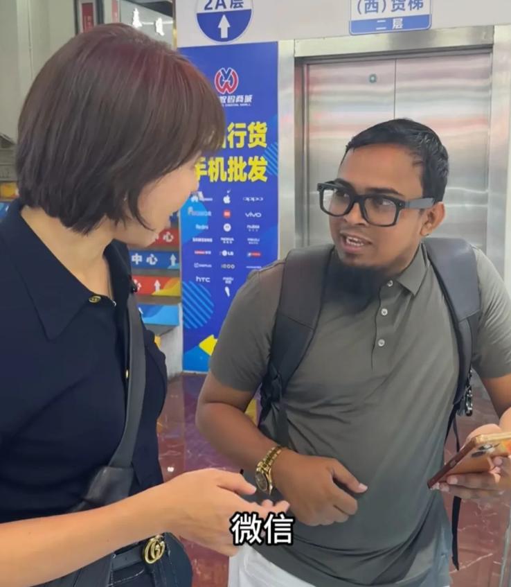 欧阳夏丹在深圳逛华强北时，偶遇了一名孟加拉来的小伙儿，欧阳夏丹刚和对方搭上话，对