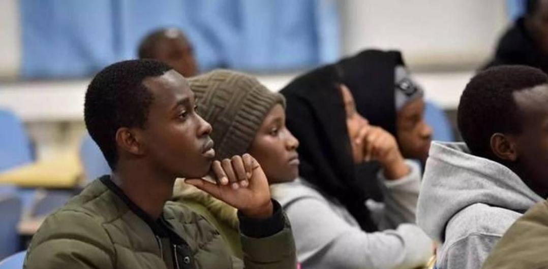 黑人来我们这里读书，为何国家会给很大补贴？内部核心专家2020年直言：“其实花的