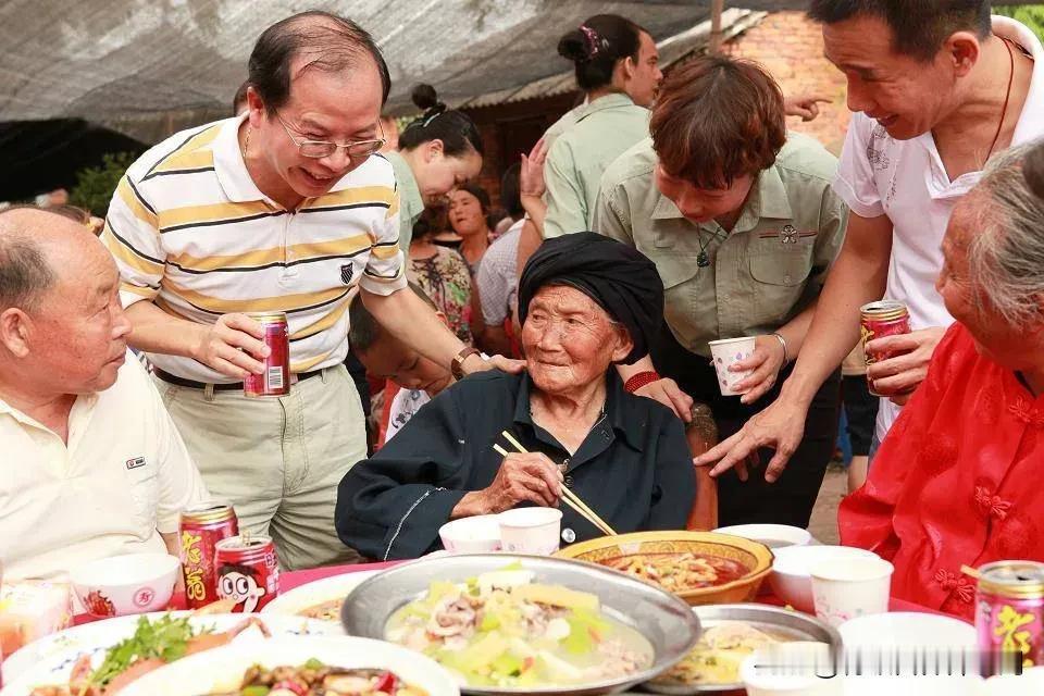我30岁父母都去世了。最羡慕我邻居，70多岁了每天在外面逛公园跳舞，中午回家就叫