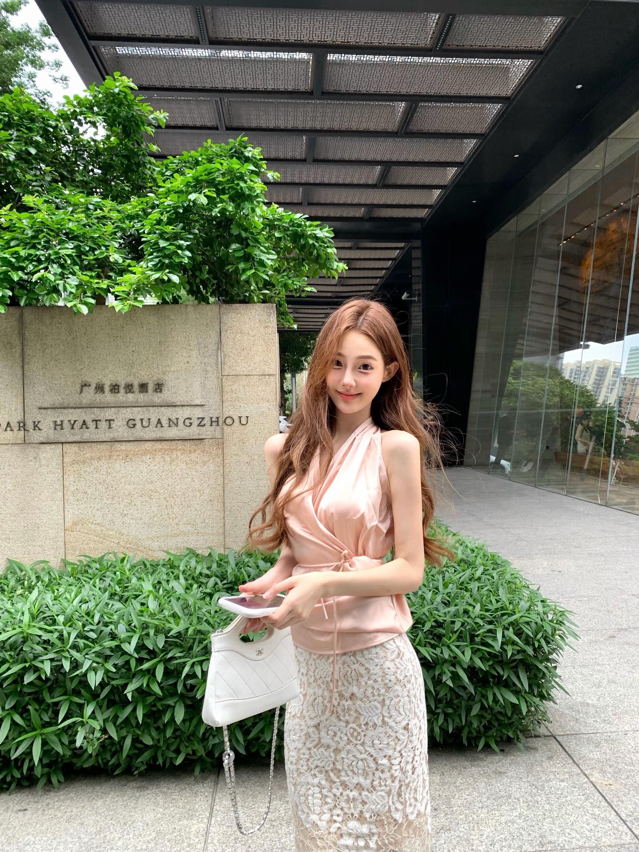 我不喜欢我种的花围着太多蝴蝶。