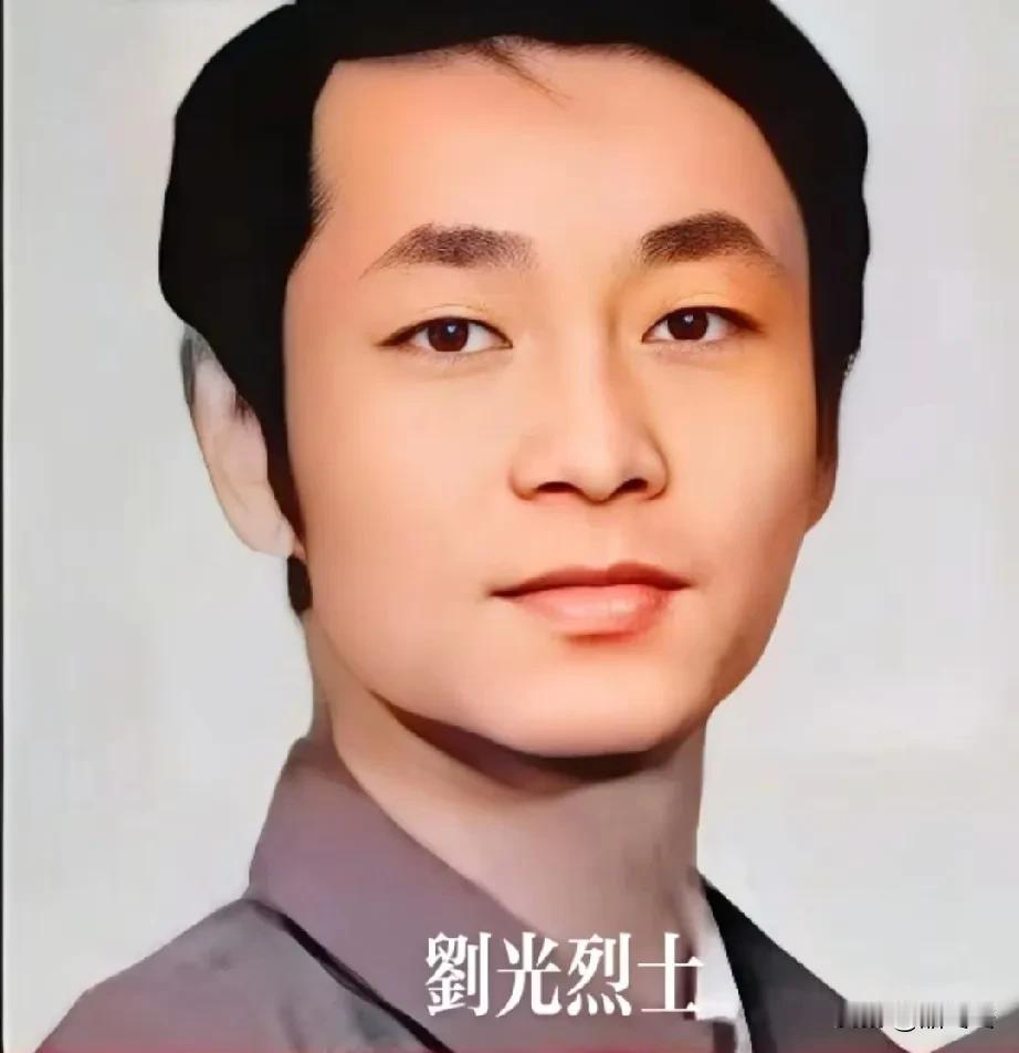 这位是云南省保山军分区司令员刘斌的长子刘光，他英姿飒爽、风度翩翩，年少有成，任职