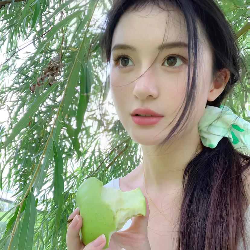 被“情人”控制住的男人，有4个表现。
第一：对情人唯命是从，说一不二，大方热情，