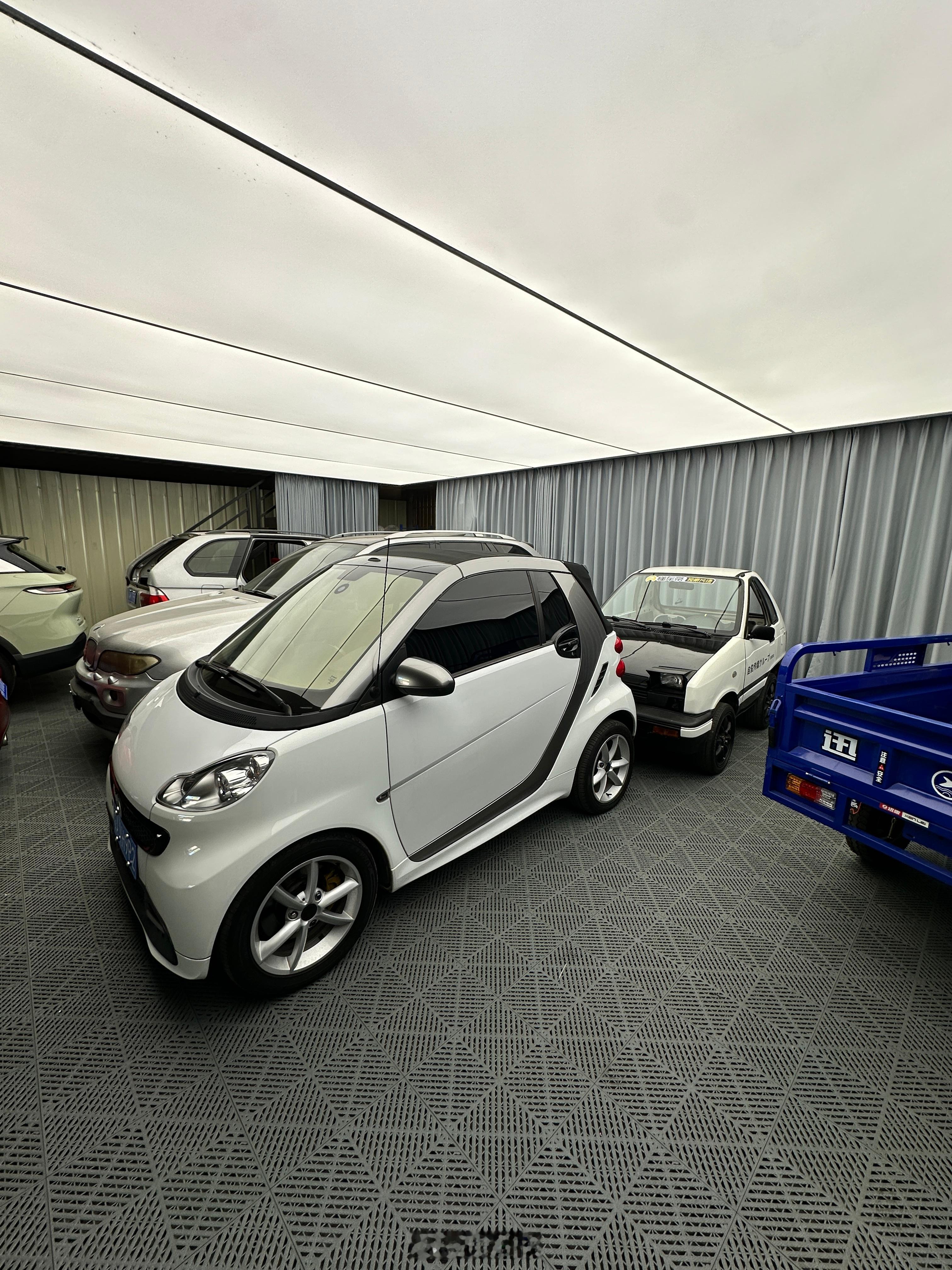 这两拼一个车位，正正合适俗称“拼好位” 