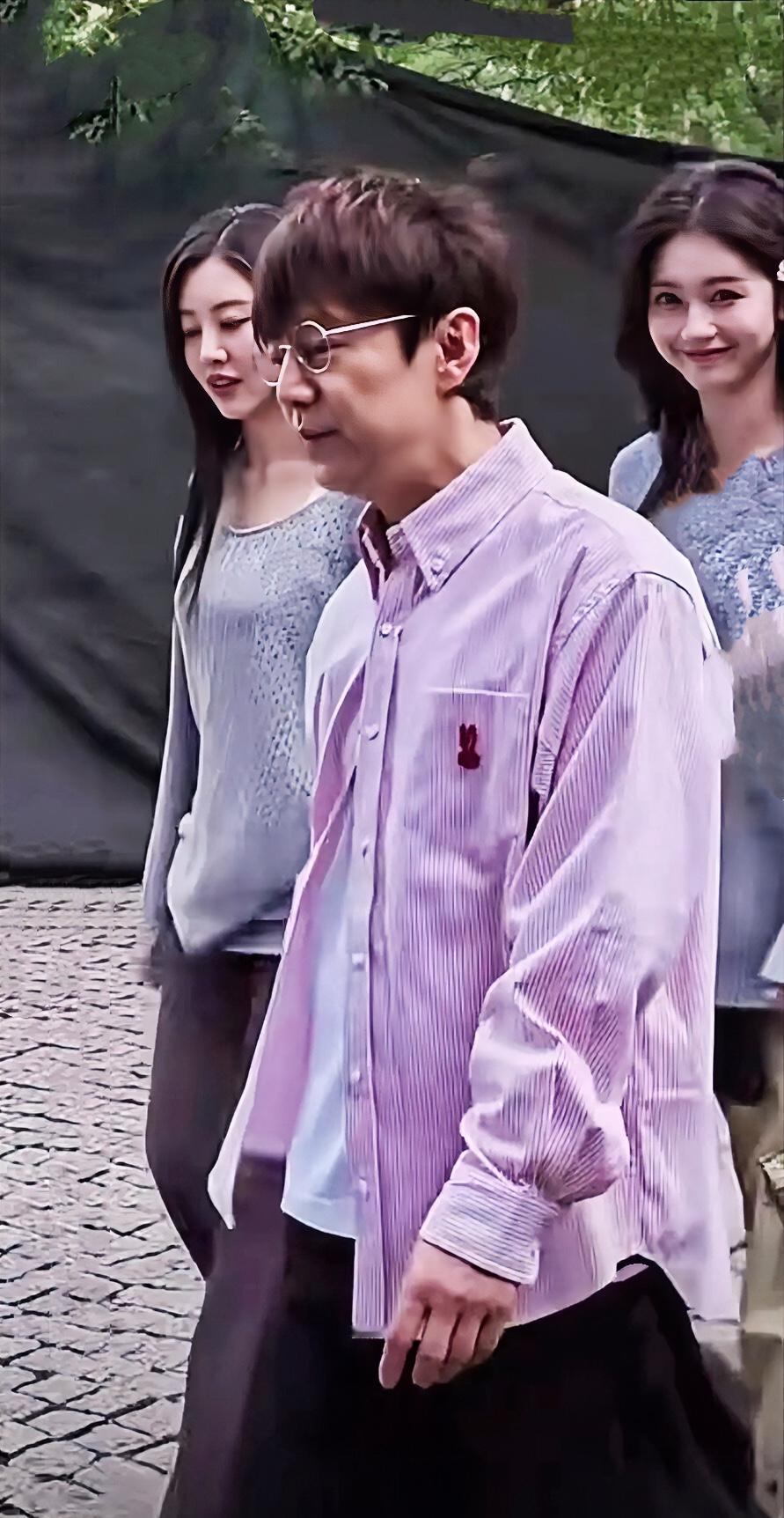 这么优秀为何不结婚？甚至都没有过绯闻，女朋友都没听说谈过，我昨天在一个视频里也看