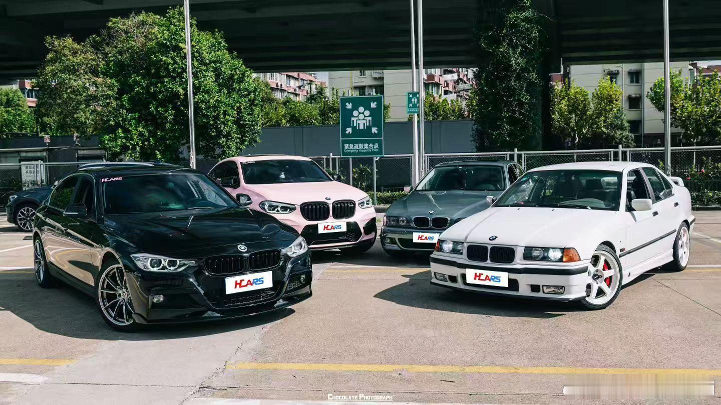 有一哥们私信说看了我新视频，和我朋友也认识，他那里有挺多有趣的车也可以来拍拍。那