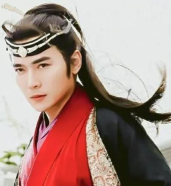 [微风]1998年，焦恩俊怕赔偿1000万的违约金，只好硬着头皮和看似60岁的西