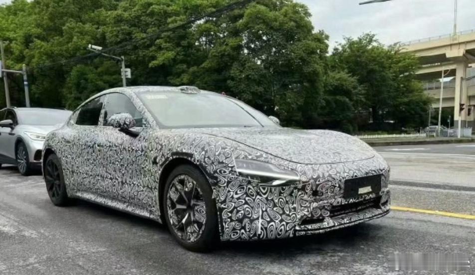 小米SU7的改款要来了，路上已经能遇到测试的伪装车。看图片外观设计变化不大，应该