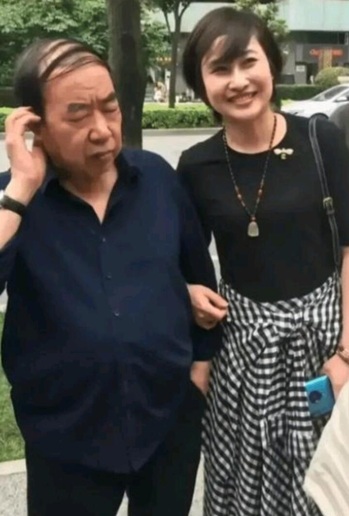 70多岁的贾平凹步入老年人的行列之后，也是有小肚腩，脱发，这些老年人有的特征 ，