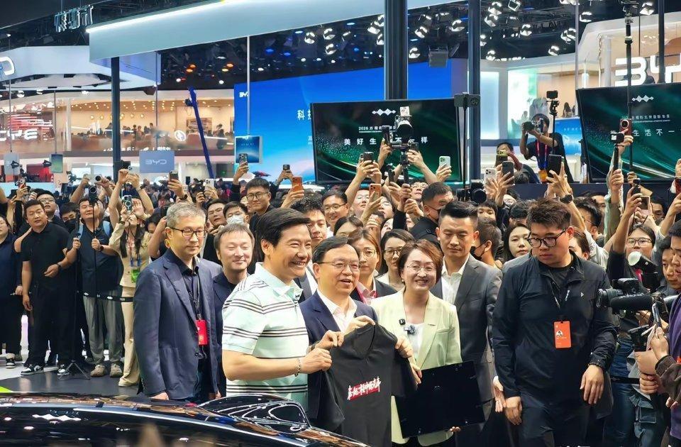 扛菊同盟吗？明年二代刀给小米供货吧。这么多友商也就雷布斯不怎么拉踩比亚迪。还是比