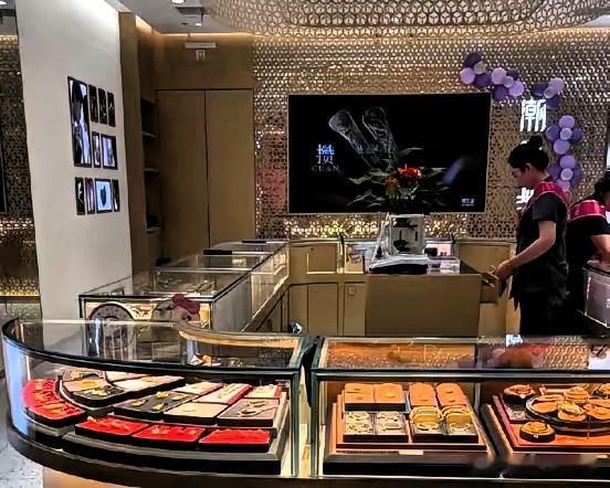 金价，崩了。
9月16日，周生生、周大福、老凤祥等品牌足金饰品克价集体跌破130