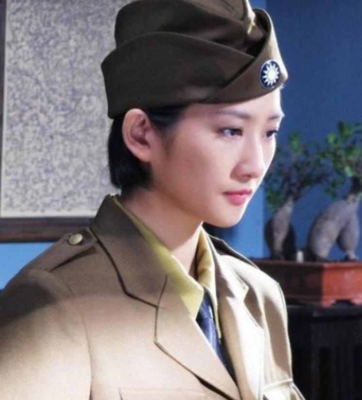 1938年，41岁戴笠借口加班，把秘书余淑衡，带到了卧房，戴笠递给她一杯咖啡：“