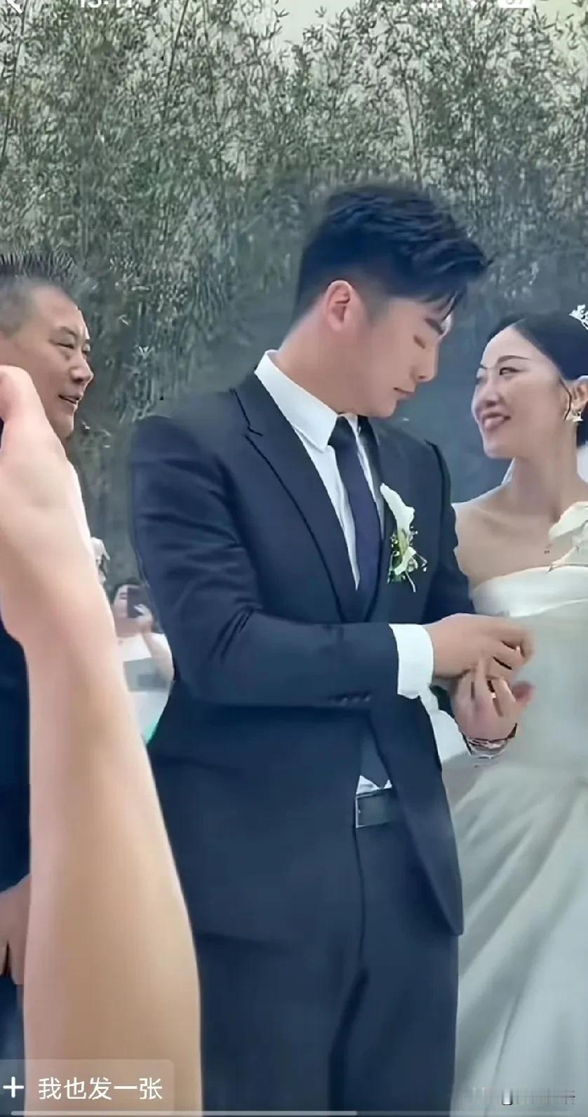 李隼女儿出嫁，张怡宁王楠哭了。
今天是李隼教练女儿出嫁的日子，王楠、张怡宁、李晓