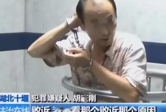 2015年，他连输三场官司，领取判决书现场，看到文书上面的内容，压抑的情绪瞬间爆