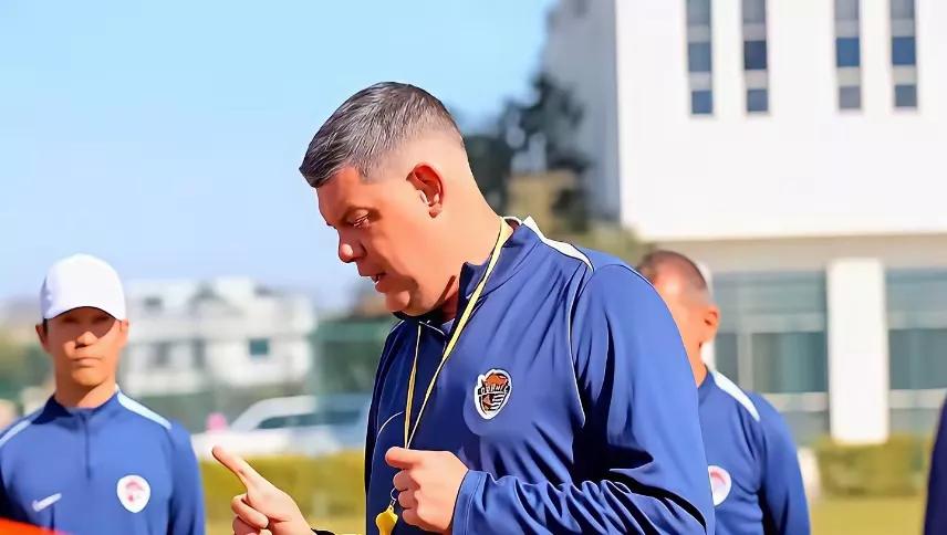 米兰发火不是没有道理  他知道球员容不得半点闪失

上赛季青岛海牛之所以打的很狼