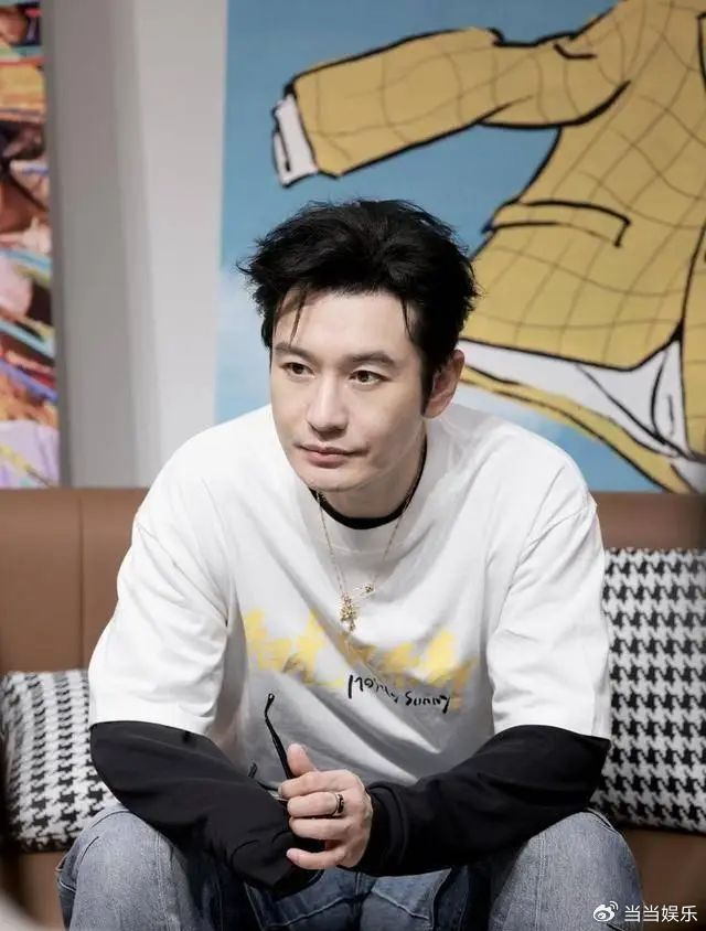 老爸带娃骑车上路翻车了前两天刷手机的时候，黄晓明的一条动态可把网友们吓了一跳。在